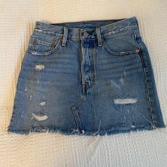 Levi’s Mini Skirt - Picture 2 of 3